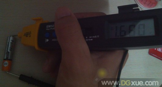 测量pailide碳性干电池电压