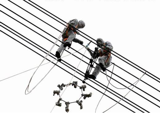 2009年6月17日湖北省超输变1000kV特高压等电位导线间隔棒更换带电作业