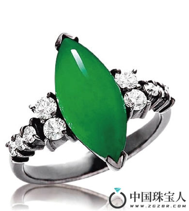 天然翡翠配镶钻石戒指（成交价：23,000人民币
）