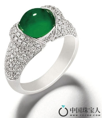 18K金镶满绿翡翠戒指（成交价：50,000人民币
）