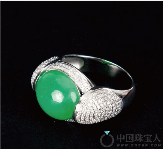 18K金翡翠镶钻戒指（成交价：47,040人民币
）
