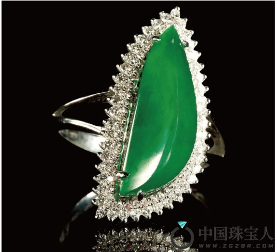 现代•翡翠柳叶形戒指（成交价：55,200人民币
）