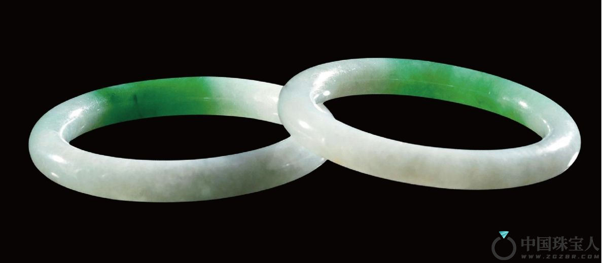 糯冰种带绿翡翠手镯（一对）（成交价：368,000人民币
）