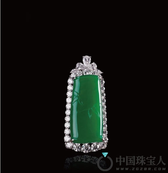 天然翡翠冰种满绿“竹节”配钻石挂件（成交价：1,012,000人民币
）