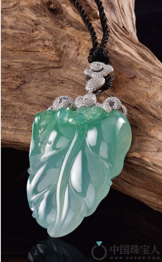 天然翡翠“叶子”配钻石挂件（成交价：1,265,000人民币
）