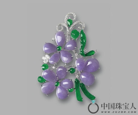 天然紫翡翠配天然翡翠及钻石 “花”别针（成交价：200,000港币
）