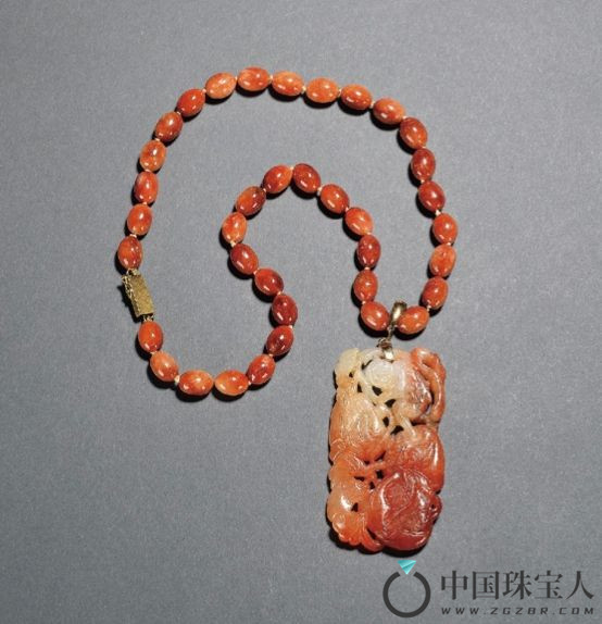 清中期•红翡巧雕“灵猴献寿”珮（成交价：69,000人民币
）