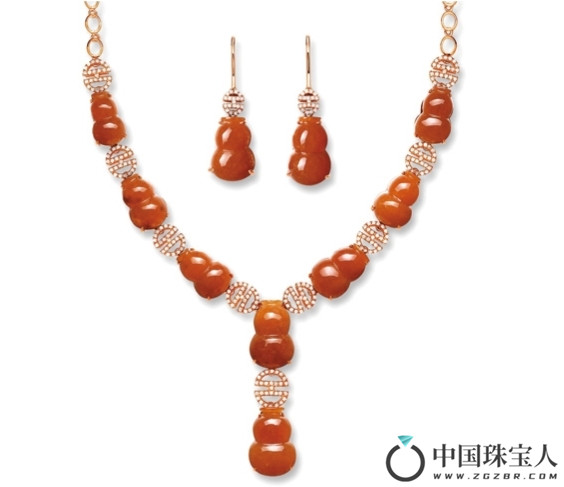 天然红翡翠“葫芦”配钻石项链及吊耳环套装（成交价：47,200港币
）
