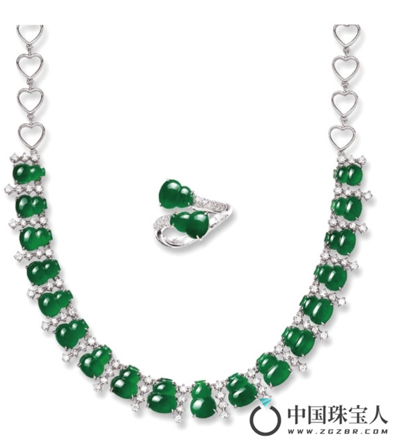 天然翡翠“葫芦”配钻石项链及戒指套装（成交价：106,200港币
）