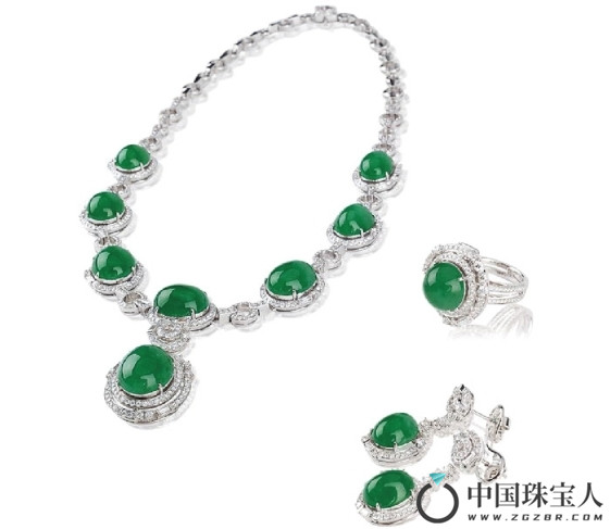 木那种满绿翡翠项链、耳坠、戒指套装（成交价：3,136,000人民币
）
