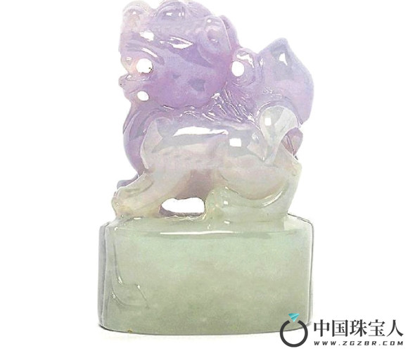 天然紫翡翠狮子纽印材珮（成交价：1,495港币
）