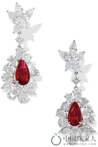 鸽子血红宝石配钻石耳环（成交价：1,062,000港币）