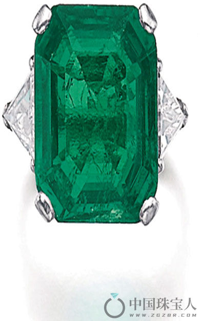 梵克雅宝绿宝石配钻石戒指（成交价：233,000瑞士法郎）