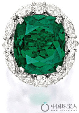 华丽的绿宝石配钻戒指（成交价：9,040,000港币）