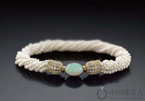 赛丽麦· 阿迦汗公主收藏梵克雅宝欧泊石配钻石淡水珍珠手链（成交价：10,000英镑）