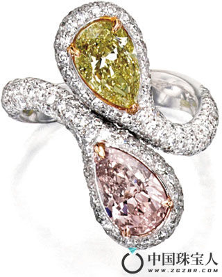 彩色钻石及钻石配18K三色金戒指