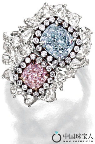 浅蓝色彩钻配淡彩粉带紫色彩钻及钻石戒指（成交价：562,500港币）