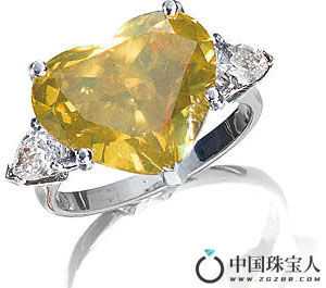 彩色钻石戒指（成交价：33,750英镑）