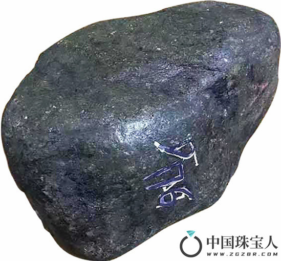 图2.5　黑皮壳的矿物成分是柯绿泥石