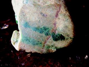 赌石命脉：翡翠原石皮壳的观察要素之蟒带