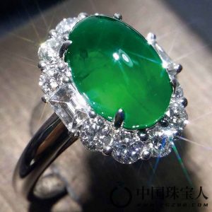 素面的祖母绿宝石戒指，与高档翡翠非常类似
